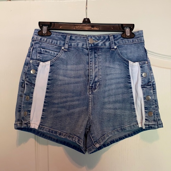 boutique button up jean shorts - Picture 1 of 2